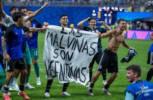 Malvinas lleg&oacute; al Mundial: un l&iacute;der pol&iacute;tico brit&aacute;nico pidi&oacute; a la FIFA suspender a jugadores argentinos por exhibir una bandera